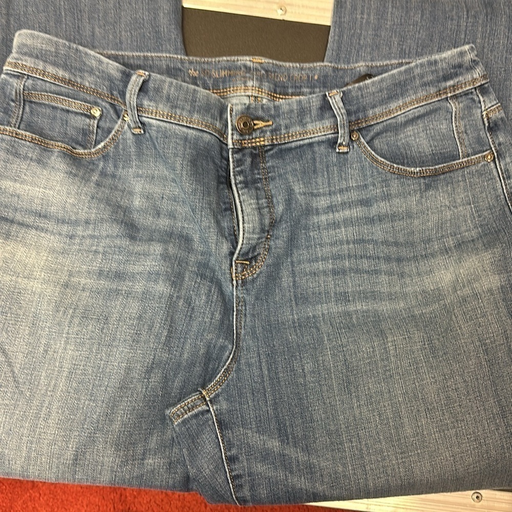 476.  Chicos so slimming  girlfriend cropped light blue jeans Chicos size 2 - Picture 3 of 6